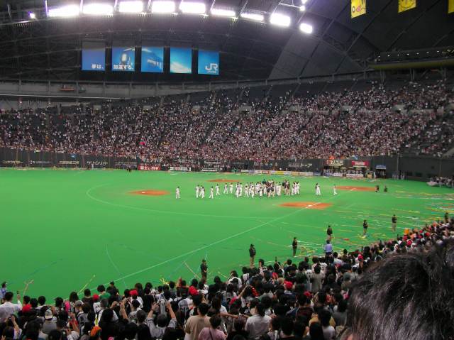 マウンド付近に集まる日ハムナイン